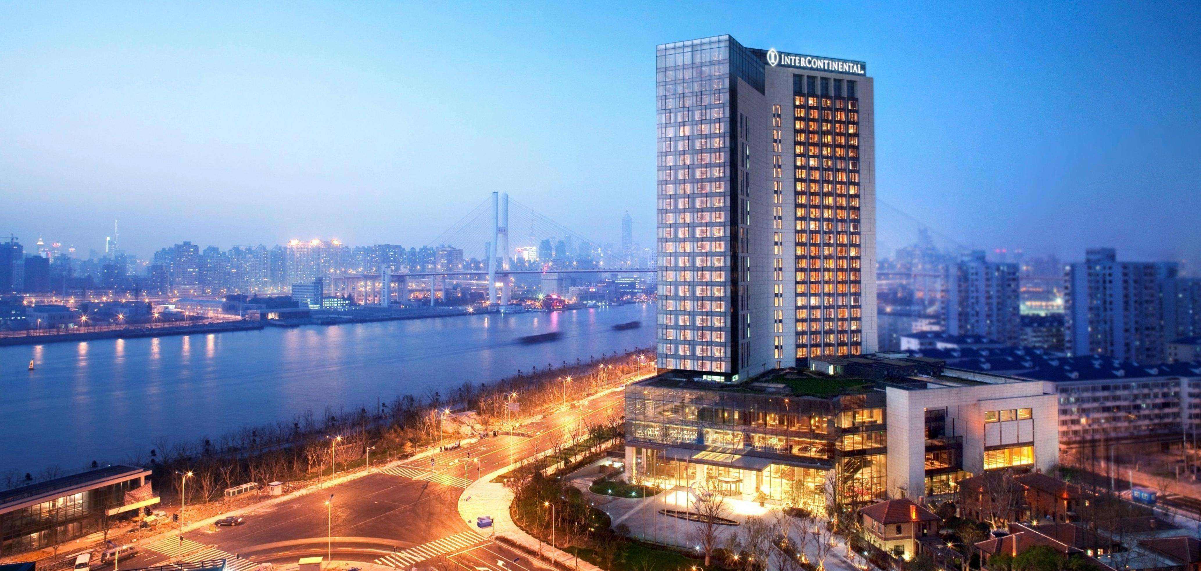 上海世博洲際酒店坐落于黃浦江畔，毗鄰南浦大橋，擁有迷人江景。酒店共有384間現(xiàn)代風(fēng)格的客房、套房與別墅，均可觀賞到與城市天際線相得益彰的迷人江景或花園美景。酒店擁有覆蓋一整層的時(shí)尚健康生活空間，包括健身中心、洲際水療館、室內(nèi)恒溫游泳池、按摩池及露臺(tái)，還有戶外慢跑道及占地近1200平米的繁茂花園和大草坪，濱江人行道也僅鄰